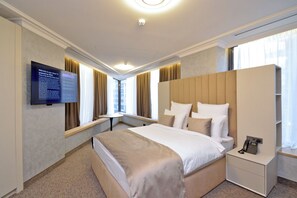 Suite familiar, vistas a la ciudad | Caja fuerte, tabla de planchar con plancha, wifi gratis