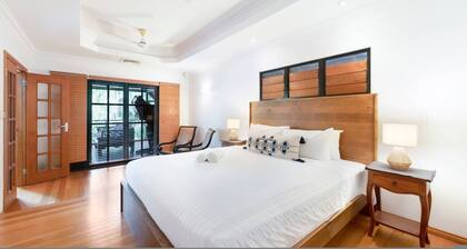 Zenlux Tropical Retreat Pool BBQ Golf Course