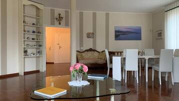 Room, 1 Bedroom, Accessible, Smoking | Dining room