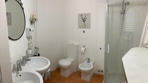 A bathroom with two sinks, a toilet, a bidet, a shower, and a mirror. - Room-charming BnB in the Heart of Ravenn (Ravenna)