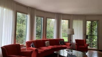 Room, 1 Bedroom, Accessible, Smoking | Living area