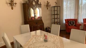 Zimmer, 1 Schlafzimmer, barrierefrei, Raucher | Esszimmer