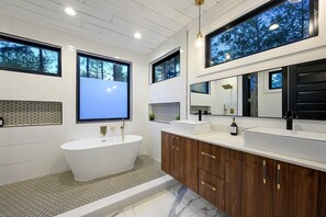 Shower, towels - Pet-Friendly Broken Bow Cabin/Hot Tub & Loft (Broken Bow)