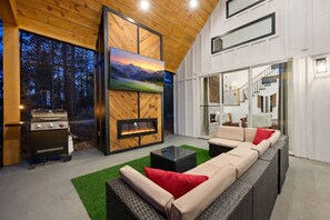Smart TV, fireplace, table football, books - Pet-Friendly Broken Bow Cabin/Hot Tub & Loft (Broken Bow)