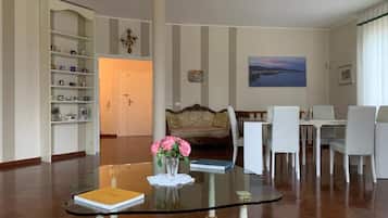 Room, 1 Bedroom, Accessible, Smoking | Dining room