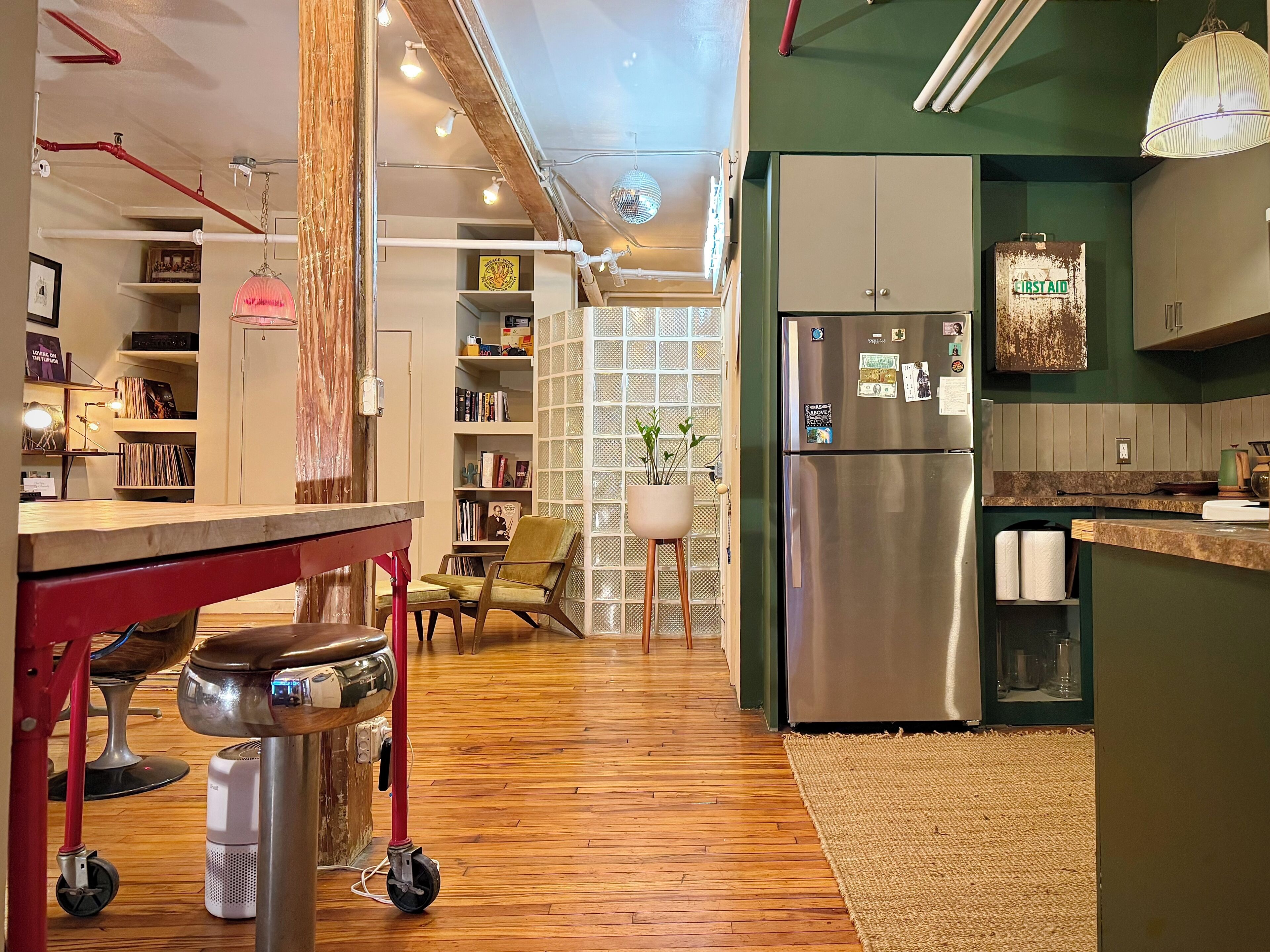 Fridge, oven, stovetop, coffee/tea maker