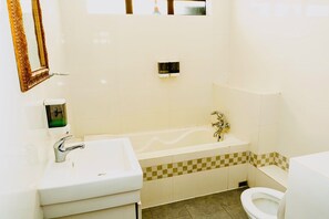 Regadera, toallas, papel de baño 