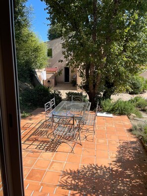 Outdoor dining - Comfortable accommodation ideal for relaxing vacations with private heated pool! (Ansouis)