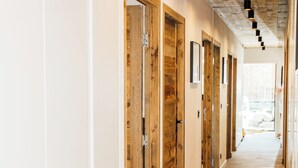 A long, narrow hallway with wooden doors and a tiled floor. - Chalet aux ours with Aiguille du Midi view, ideal for families (7mn from the center) (Les Houches)