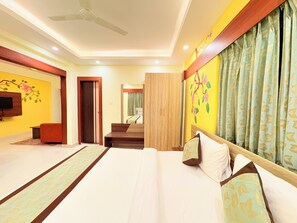 Desk, soundproofing, free WiFi - Wildberrys Inn Puri (Brahmagiri)