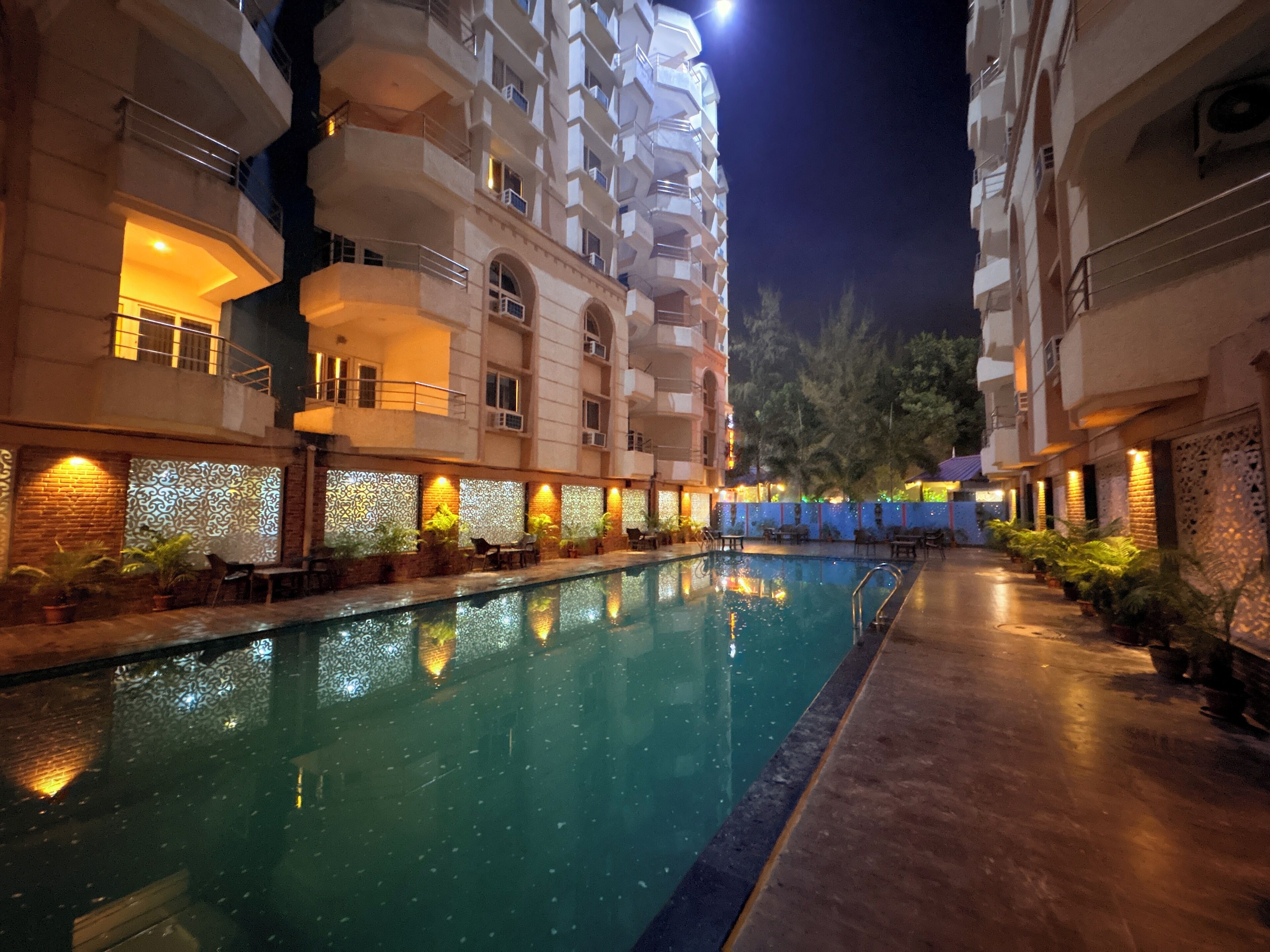 Una piscina al aire libre