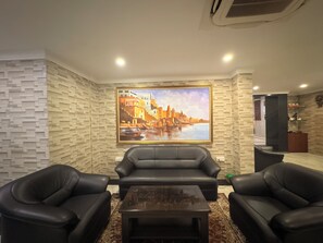 Lobby - Wildberrys Inn Puri (Brahmagiri)