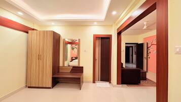 Escritorio, sistema de insonorización y wifi gratis