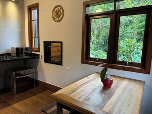 Microwave, oven, stovetop - Casa Agata Bungalow with pool on the Camburi River and in the forest. (São Sebastião)