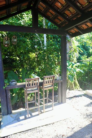 Terrace/patio - Casa Agata Bungalow with pool on the Camburi River and in the forest. (São Sebastião)