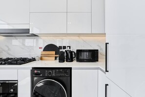 Wasserkocher mit Kaffee-/Teezubehör, Kühlschrank, Mikrowelle, Ofen