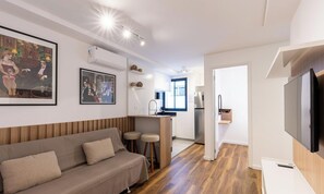 Basic-Apartment | Wohnbereich | 32-Zoll-Smart-TV mit Digitalempfang