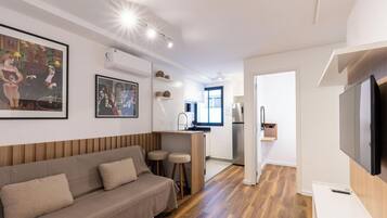 Apartamento básico | Área de estar | Smart TV 32 polegadas com canais digitais