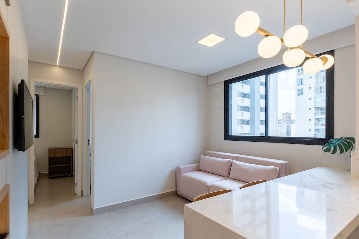 Leilighet – basic | Oppholdsområde | En 32-tommers smart-TV med digitale kanaler