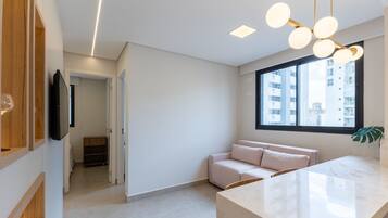 Apartamento básico | Área de estar | Smart TV 32 polegadas com canais digitais