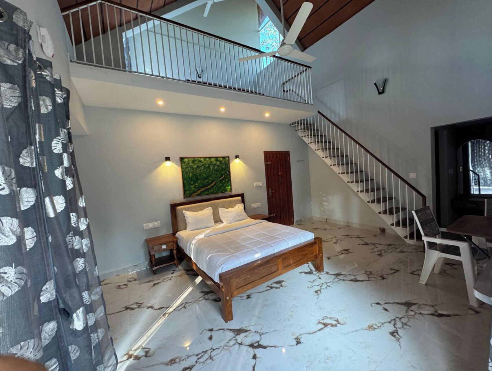 Laptop workspace, free WiFi