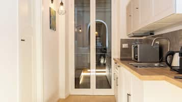 Deluxe-Apartment, Stadtblick | Eigene Küche | Mikrowelle, Ofen, Herdplatte, Geschirrspüler