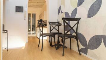 Deluxe-Apartment, Stadtblick | Speisen