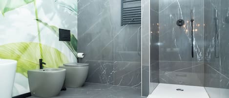 Deluxe Apartment, City View | Bathroom | Separate bathtub and shower, towels, soap, shampoo