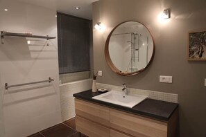 Shower, hair dryer, towels - Villa with swimming pool in large park 4 stars Atout France (MONTADY)