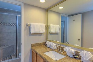 Condo, 3 phòng ngủ | Phòng tắm | Khăn tắm 