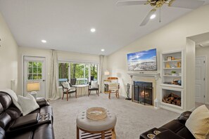 Living area - Minutes to Ski Lifts, Cozy Sunset Snow Cabin! (Beech Mountain)