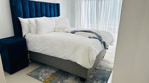 Habitación clásica doble, vistas a la piscina | Tabla de planchar con plancha y wifi gratis