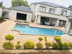 Una piscina al aire libre