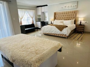 Deluxe Triple Room | Iron/ironing board, free WiFi - The Hide in Sandton (Sandton)