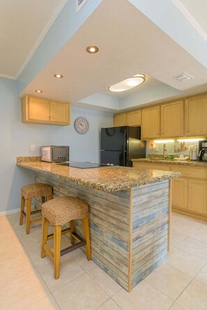 Condo, 1 habitación | Cocina privada | Refrigerador, horno y cafetera y tetera 