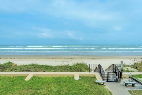 2nd Floor 1br Beachfront Condo W/ Heated Pools 1 Bedroom Condo