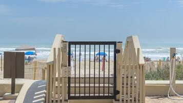 Condo, 2 Bedrooms | Property grounds