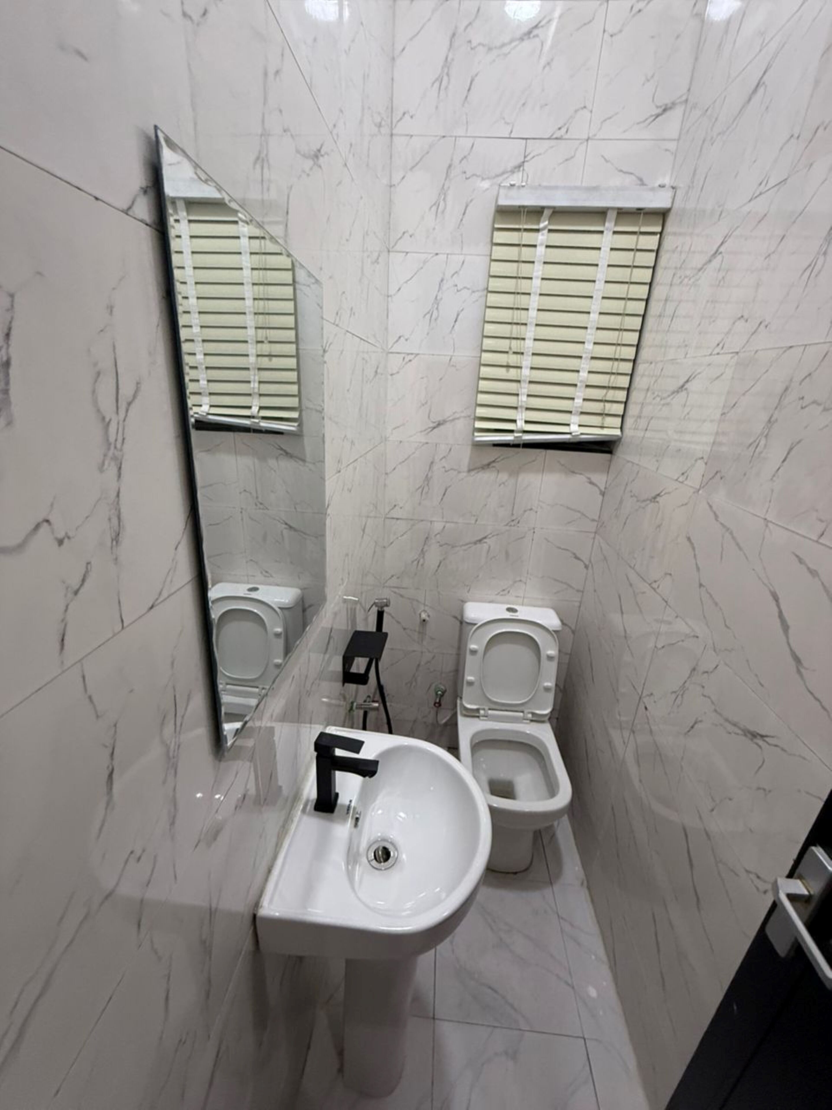 Căn hộ Tiêu chuẩn | Phòng tắm | Buồng tắm vòi sen, khăn tắm, xà phòng, giấy vệ sinh 