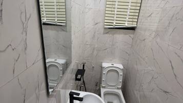 Căn hộ Tiêu chuẩn | Phòng tắm | Buồng tắm vòi sen, khăn tắm, xà phòng, giấy vệ sinh