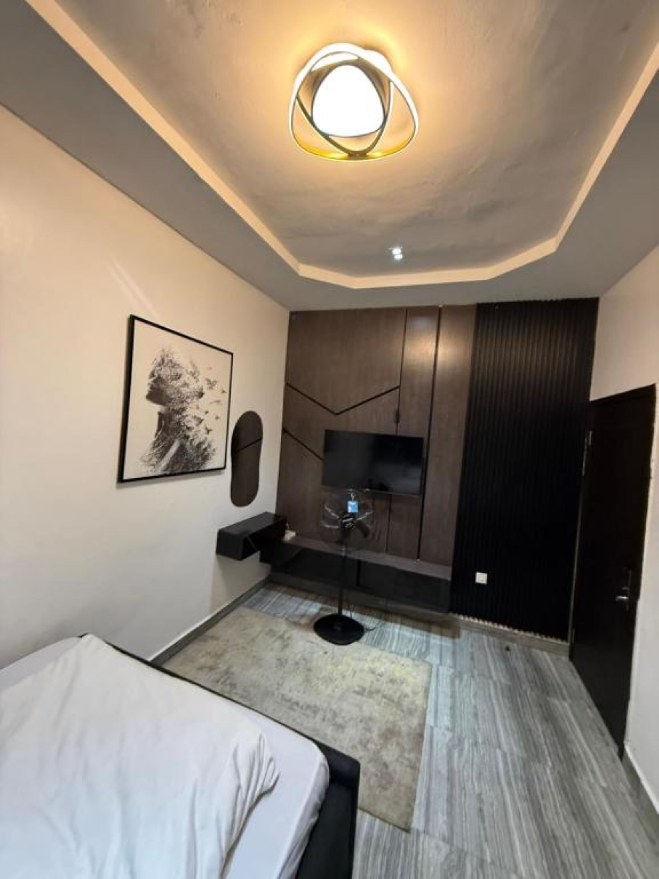 Escritorio, espacio para trabajar con laptop y wifi gratis 