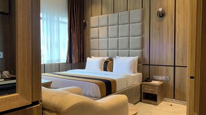 Habitación económica, balcón, vista a la ciudad | Escritorio, espacio para trabajar con laptop y cortinas blackout 