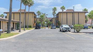 Condo, 2 Bedrooms | Property grounds