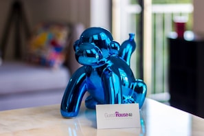 A blue glass sculpture on a table with a sign that reads "GuestHouse4U". - Guest H4U - Bonjardim Pop Art (Porto)