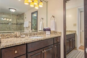 Condo, 2 phòng ngủ | Phòng tắm | Máy sấy tóc, khăn tắm 