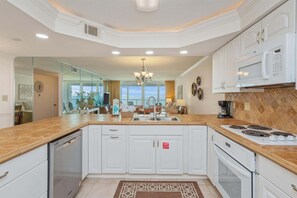 Condo, 2 phòng ngủ | Bếp riêng | Tủ lạnh, lò nướng, bếp nấu, dụng cụ pha cà phê/trà 