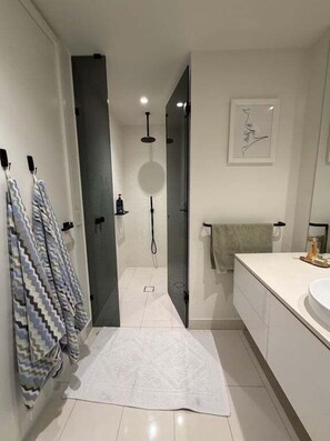 Shower, hair dryer, towels, soap - Coastal Luxe at Magnoli Palm Beach (Gold Coast)