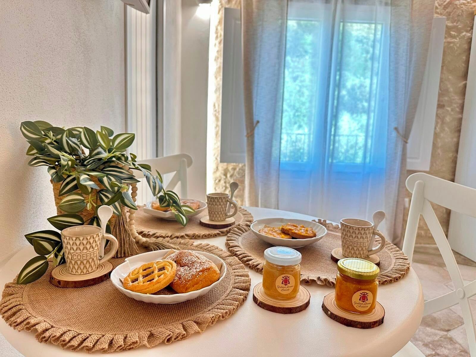 Habitación triple, vistas a la ciudad | Caja fuerte, sistema de insonorización, wifi gratis