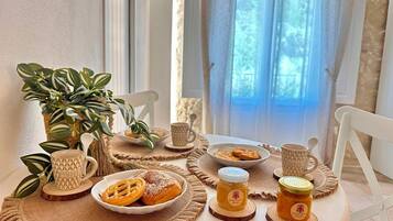 Habitación triple, vistas a la ciudad | Caja fuerte, sistema de insonorización, wifi gratis