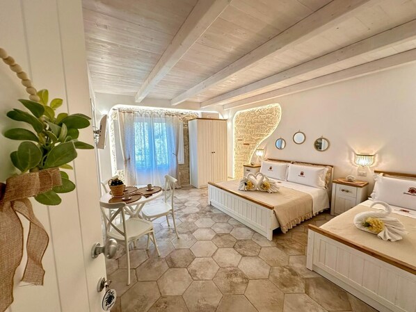 Triple Room, City View | In-room safe, soundproofing, free WiFi - Godano Rooms (Drapia)