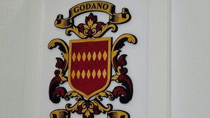 A framed emblem with the text "CODANO ROOMS" on a white wall. - Godano Rooms (Drapia)